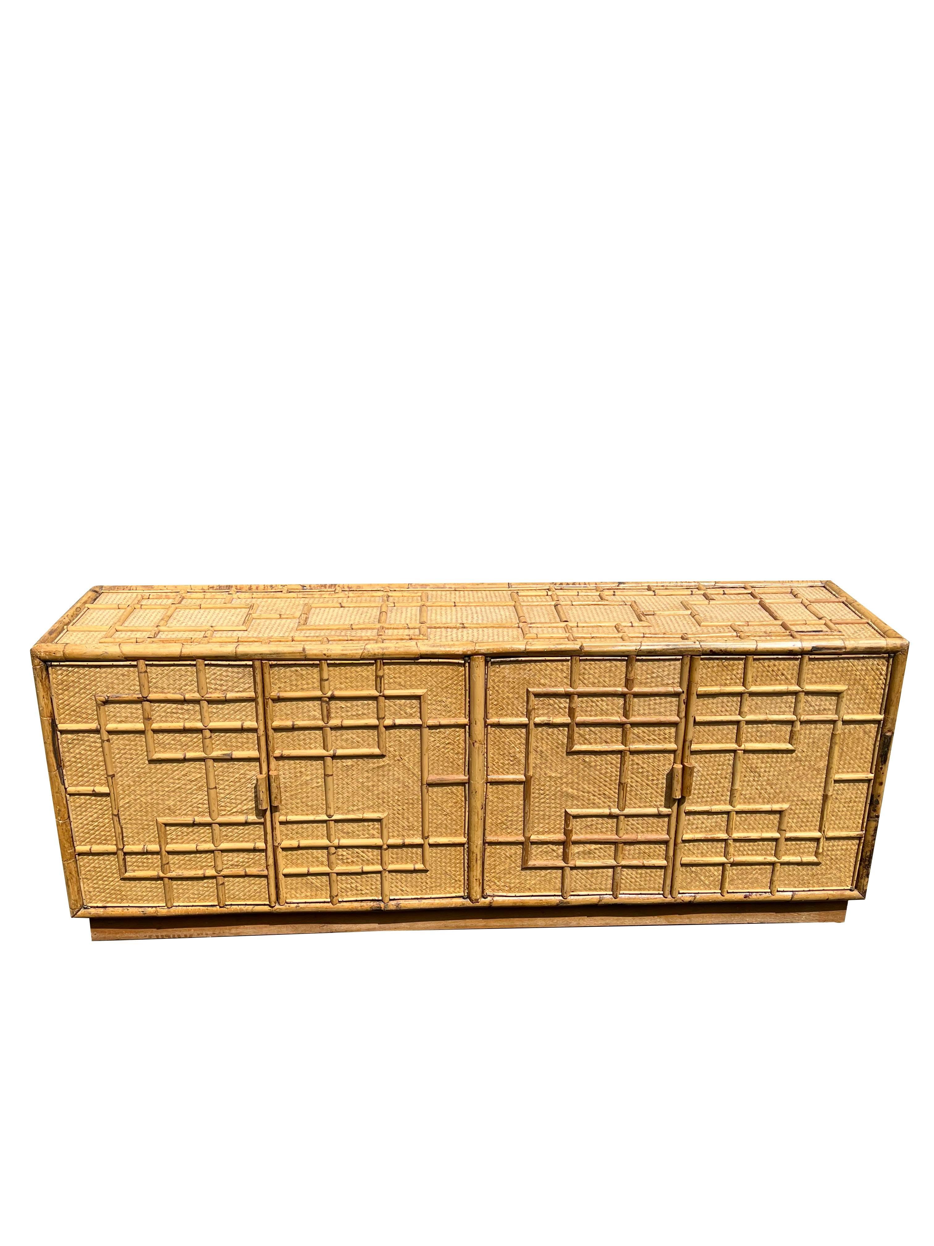 Credenza moderna vintage in bambù e rattan.

Eleva l'arredamento della tua casa con questa splendida Credenza Modern-Decor in rattan di bambù. Questo pezzo unico combina la bellezza naturale del rattan con un design elegante e moderno di metà