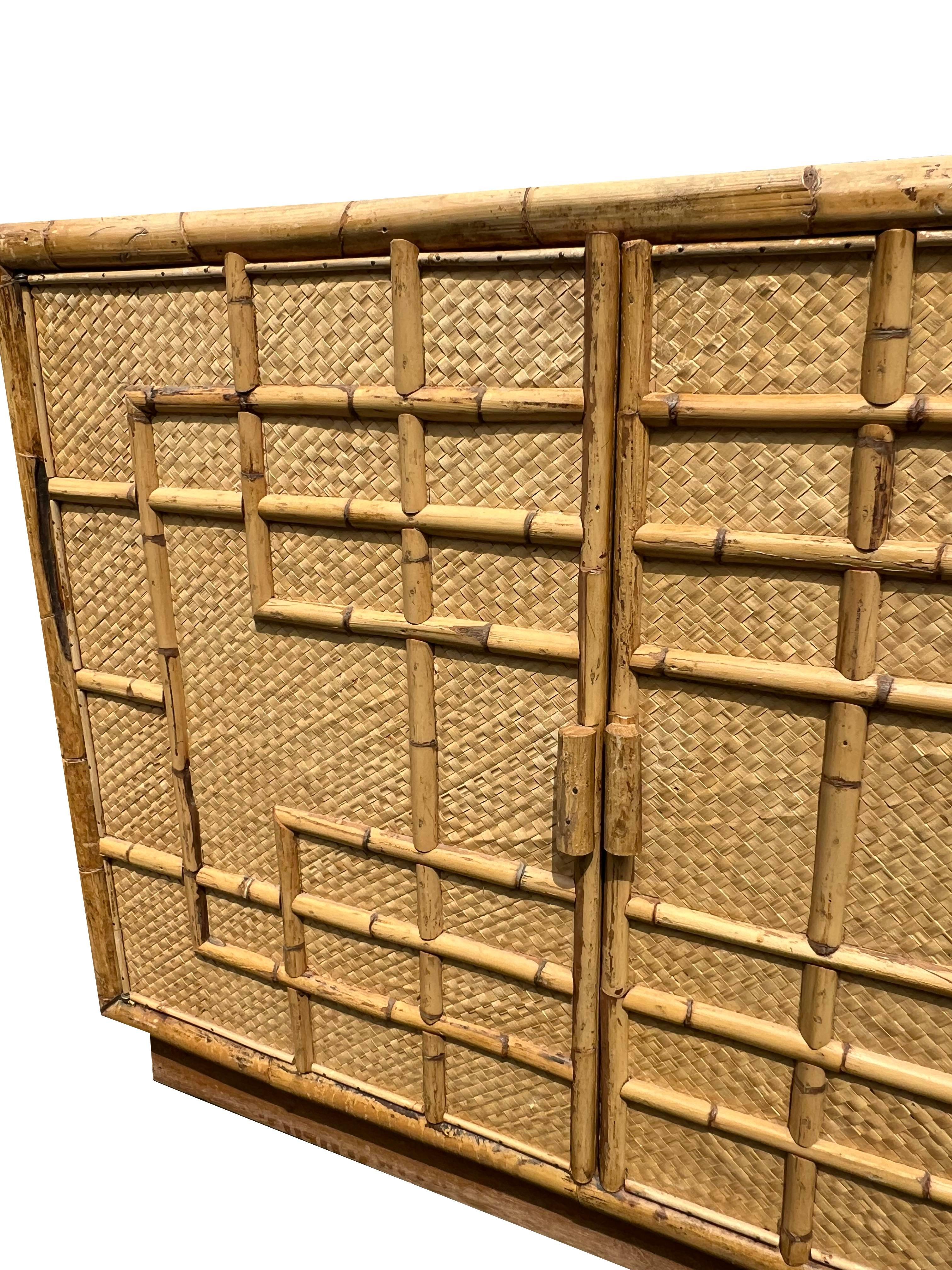 Fine XX secolo Credenza moderna vintage in rattan di bambù Nature Stile costiero Boho Chic in vendita