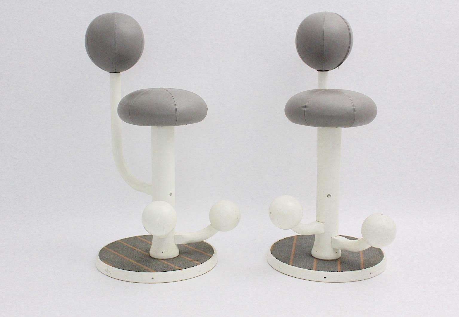 Organic Modern vintage bar stools pair duo by Peter Opsvik for Stokke Norge 1985 Norway.
A fantastic pair of bar stools made from white lacquered wood and grey faux leather, while the base is covered with grey carpet fabric with red stripes.
The