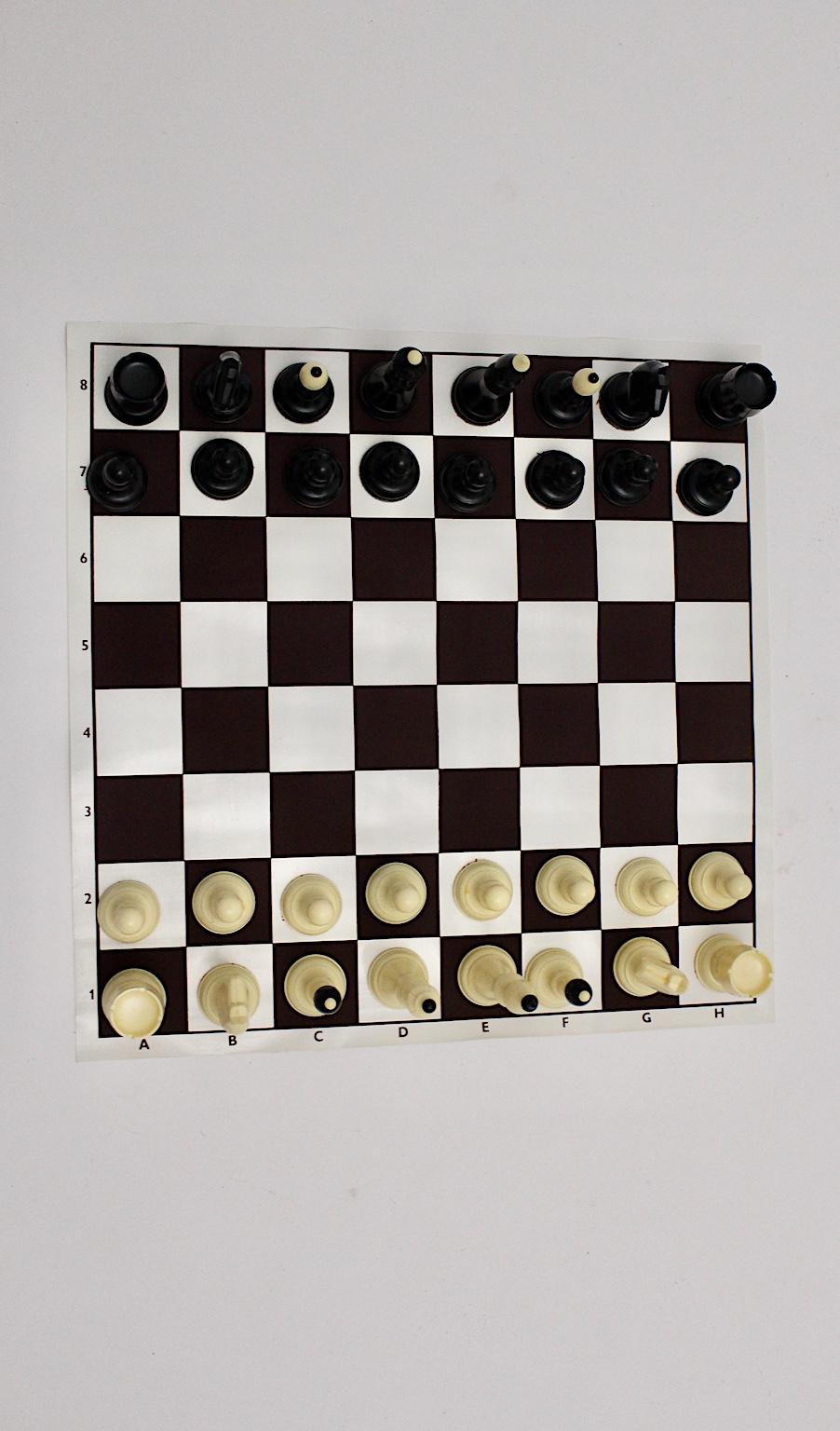 Chess modernes en plastique noir et blanc des années 1970, Autriche en vente 3