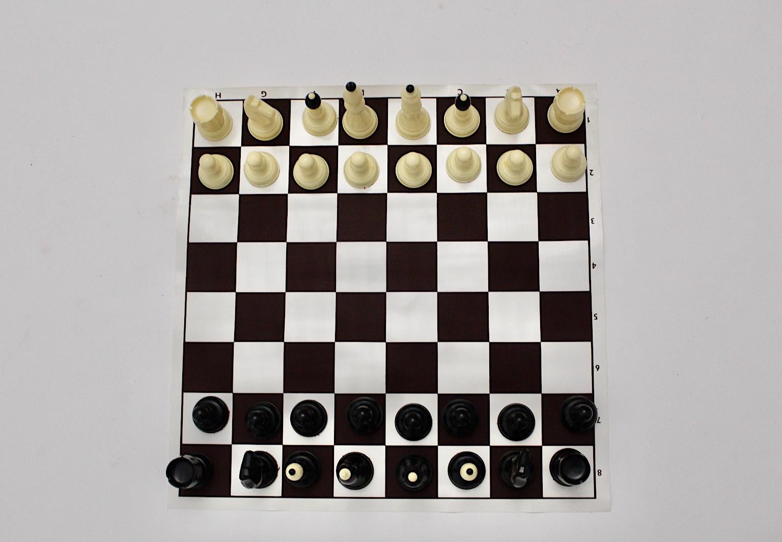 Chess modernes en plastique noir et blanc des années 1970, Autriche en vente 4