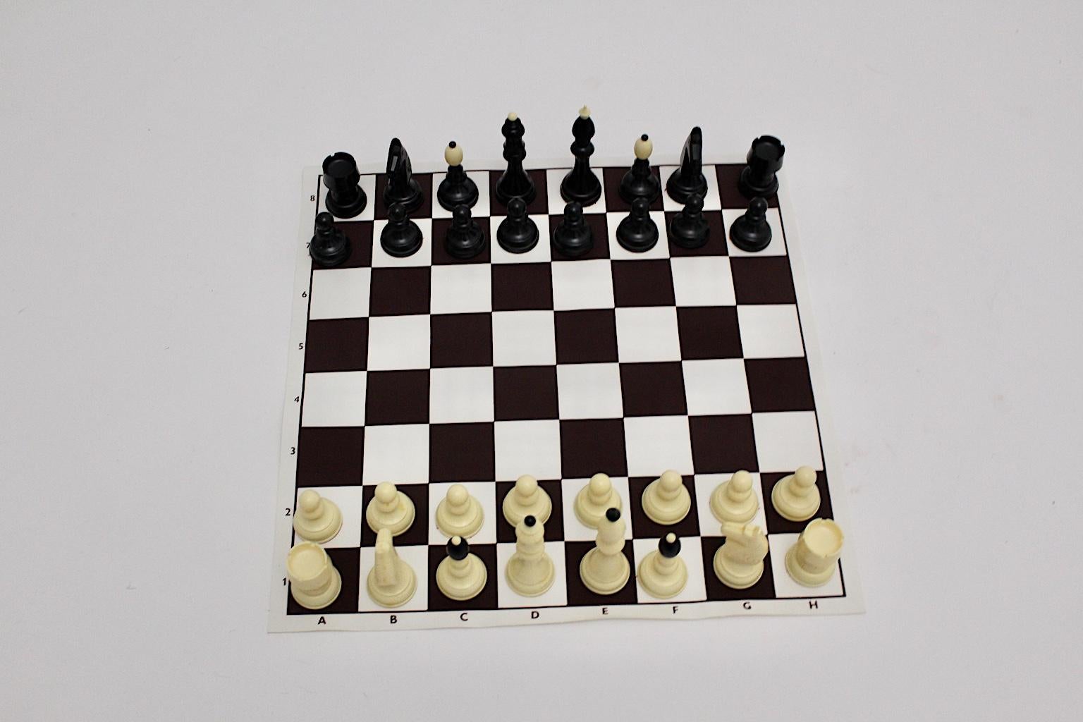 Chess modernes en plastique noir et blanc des années 1970, Autriche en vente 5