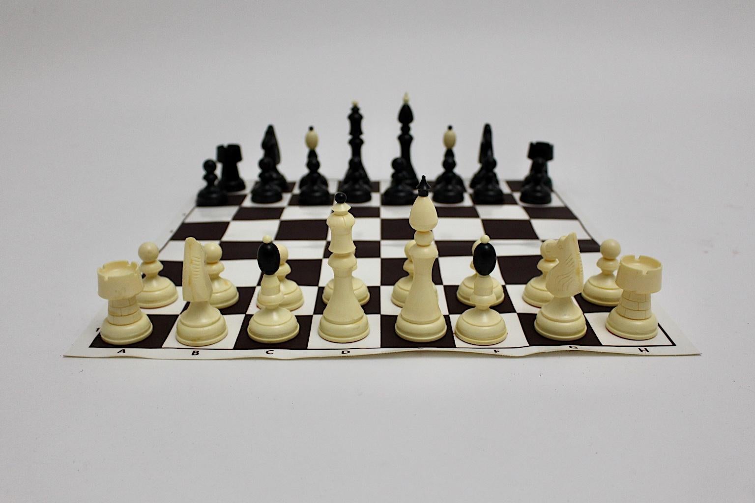 Modernes Vintage-Schach aus schwarzem und weißem Kunststoff Österreich 1970er Jahre,
Das Spielbrett aus Kunststoff ist flexibel und lässt sich daher rollen.
Auch die Figuren wurden aus Plastik hergestellt, die Höhe des Königs beträgt 11 cm.
Keine