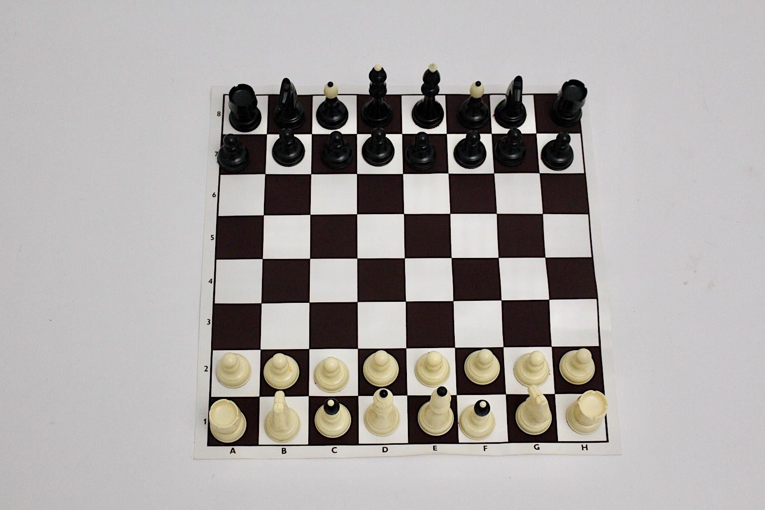 Moderne Chess modernes en plastique noir et blanc des années 1970, Autriche en vente