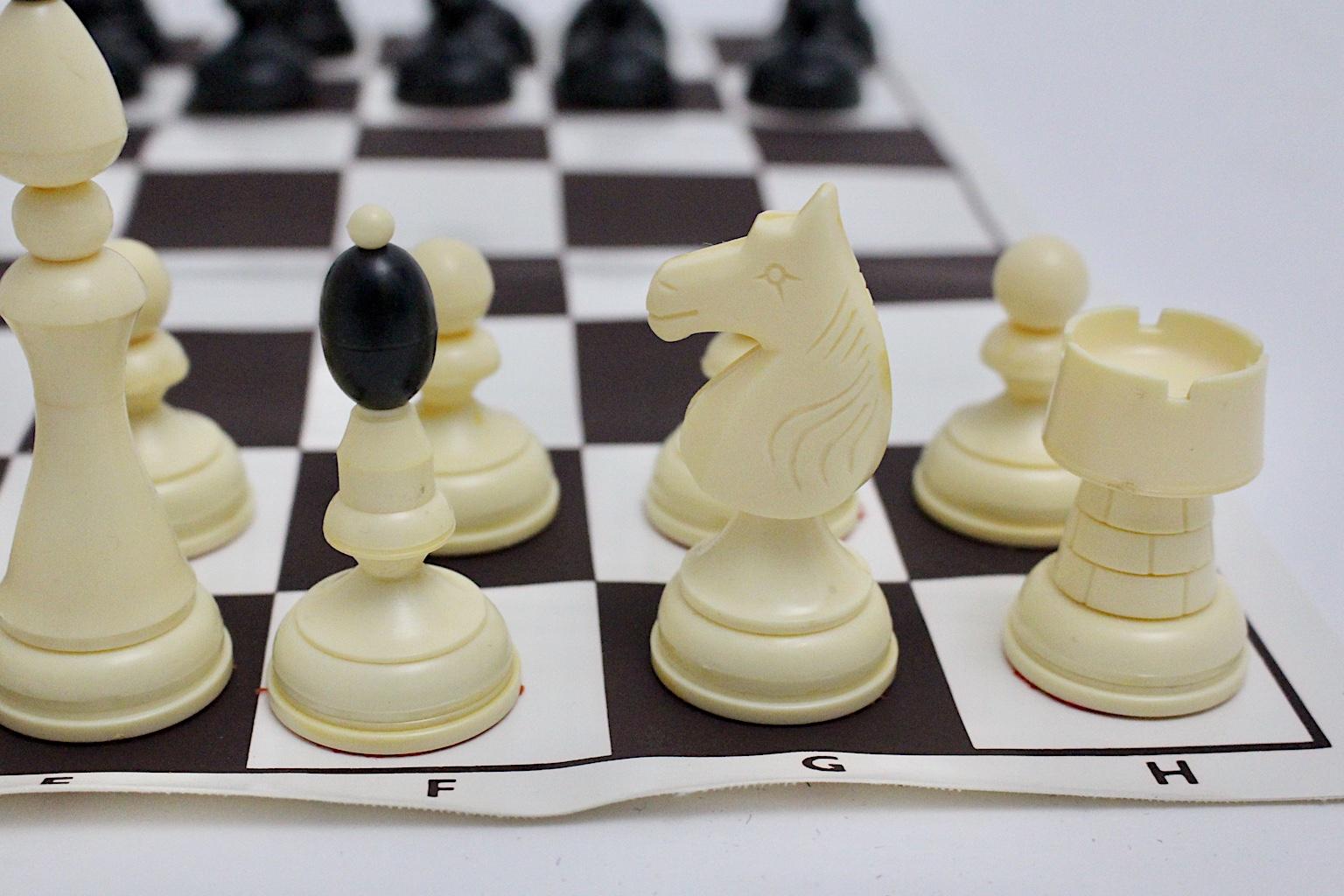 Autrichien Chess modernes en plastique noir et blanc des années 1970, Autriche en vente