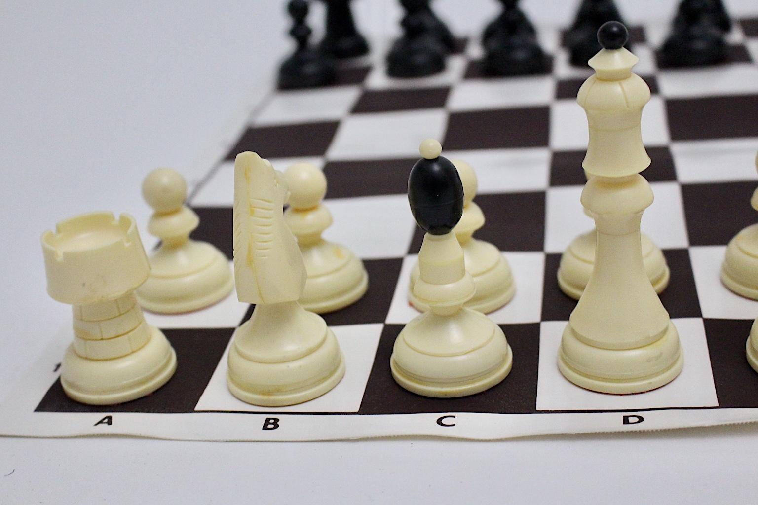 Chess modernes en plastique noir et blanc des années 1970, Autriche Bon état - En vente à Vienna, AT