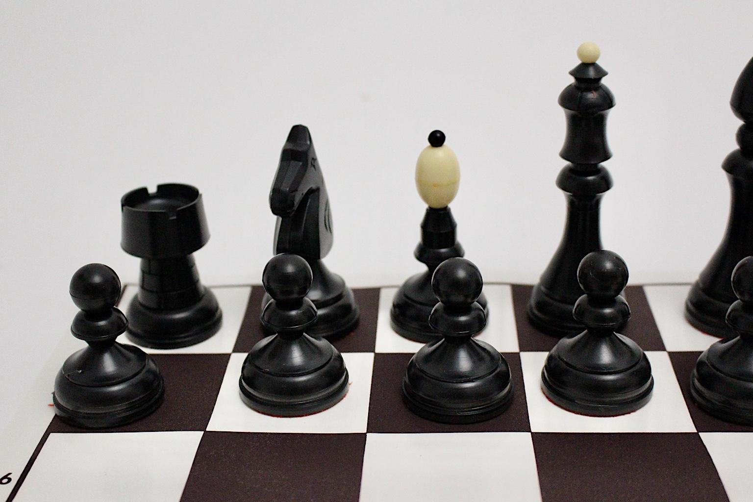 20ième siècle Chess modernes en plastique noir et blanc des années 1970, Autriche en vente