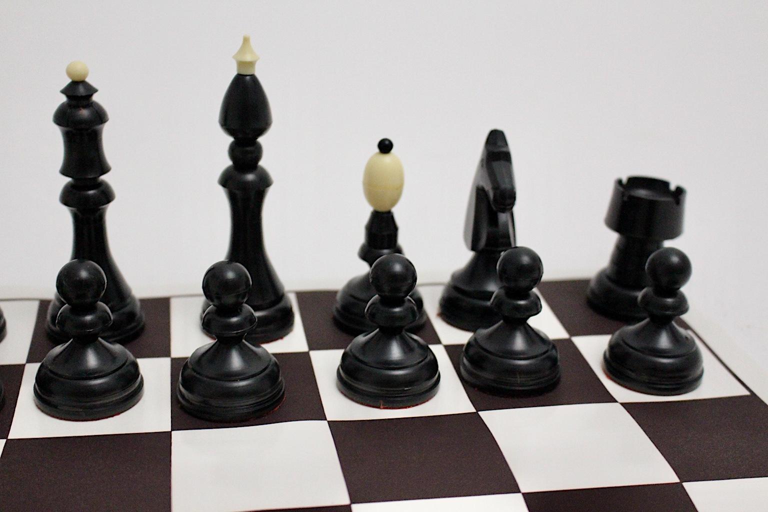 Plastique Chess modernes en plastique noir et blanc des années 1970, Autriche en vente