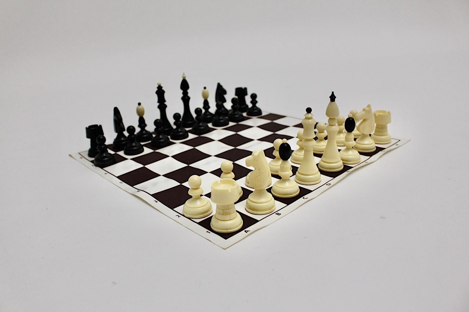 Modern Vintage Black and White Plastic Chess, 1970s, Austria For Sale 1