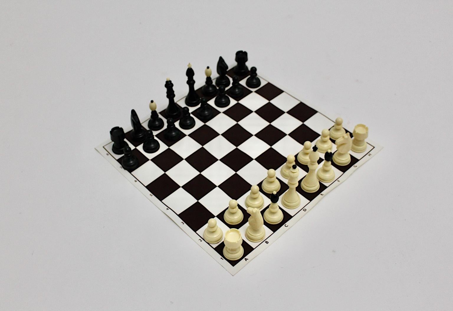 Chess modernes en plastique noir et blanc des années 1970, Autriche en vente 2