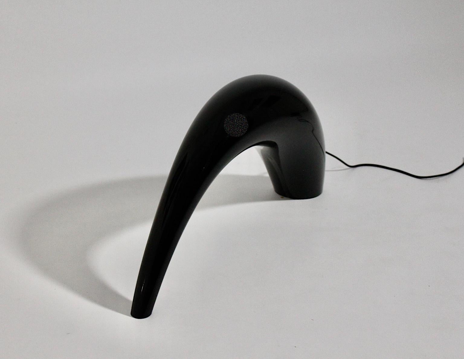 Une lampe de table moderne en verre noir vintage conçue et réalisée par Lino Tagliapietra pour La Murrina, Murano Italie 1972, qui présente un corps en verre incurvé à parois épaisses.
Cette pièce de design de haute qualité a été créée par le