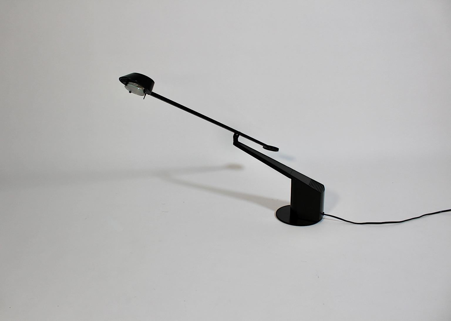 Lampada da scrivania o lampada da tavolo o lampada da architetto moderna vintage di Rodolfo Bonetto 1983, Italia.
Una bellissima lampada da tavolo vintage dalla linea dritta che presenta caratteristiche di design minimalista con un braccio luminoso