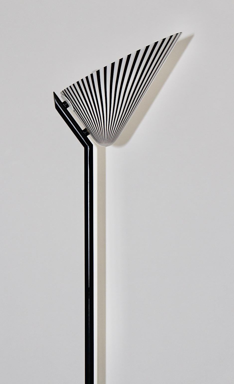 Modern Vintage Black White Glass Metal Floor Lamp Uplighter Italy, 1980s In Good Condition For Sale In Vienna, AT
