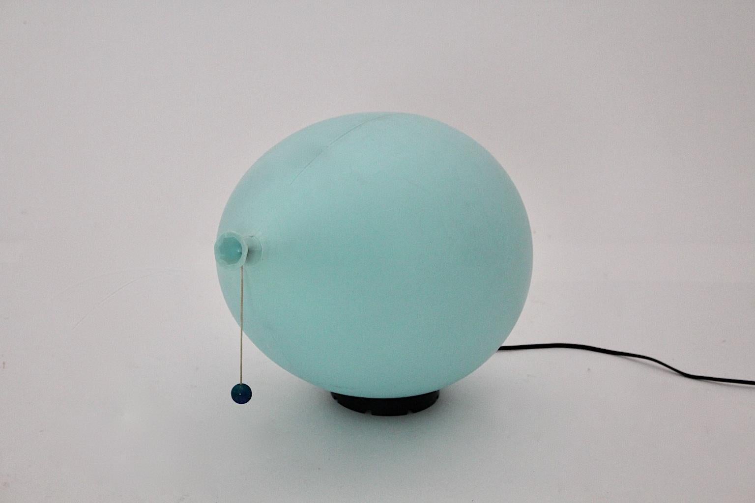 Moderner blauer Vintage Ballon Einbau-Wandleuchter Yves Christin Bilumen, Italien 1980er Jahre (Kunststoff) im Angebot