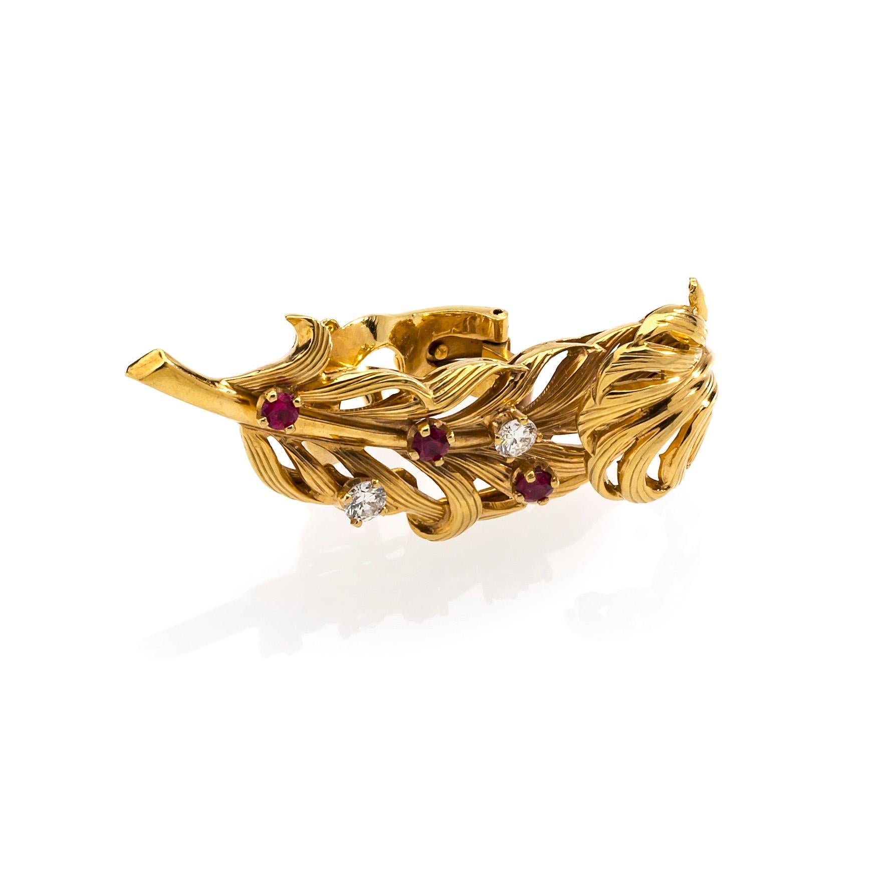 Rétro Modernity Vintage Boucheron Paris Clip On Diamond Ruby 18 Karat Gold Feathers   en vente