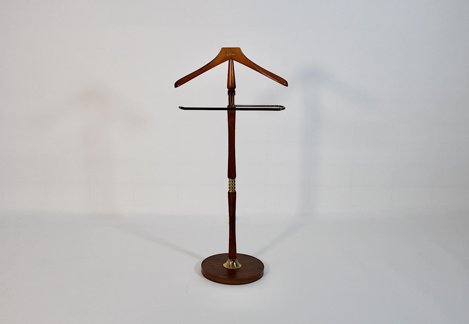 Porte-manteau ou valet moderne en hêtre teinté et laiton Union Regent 1970 Allemagne.
Magnifique porte-manteau ou valet Union Regent en hêtre teinté marron et détails en laiton.
Ce porte-manteau présente une tige tournée en hêtre teinté dans une
