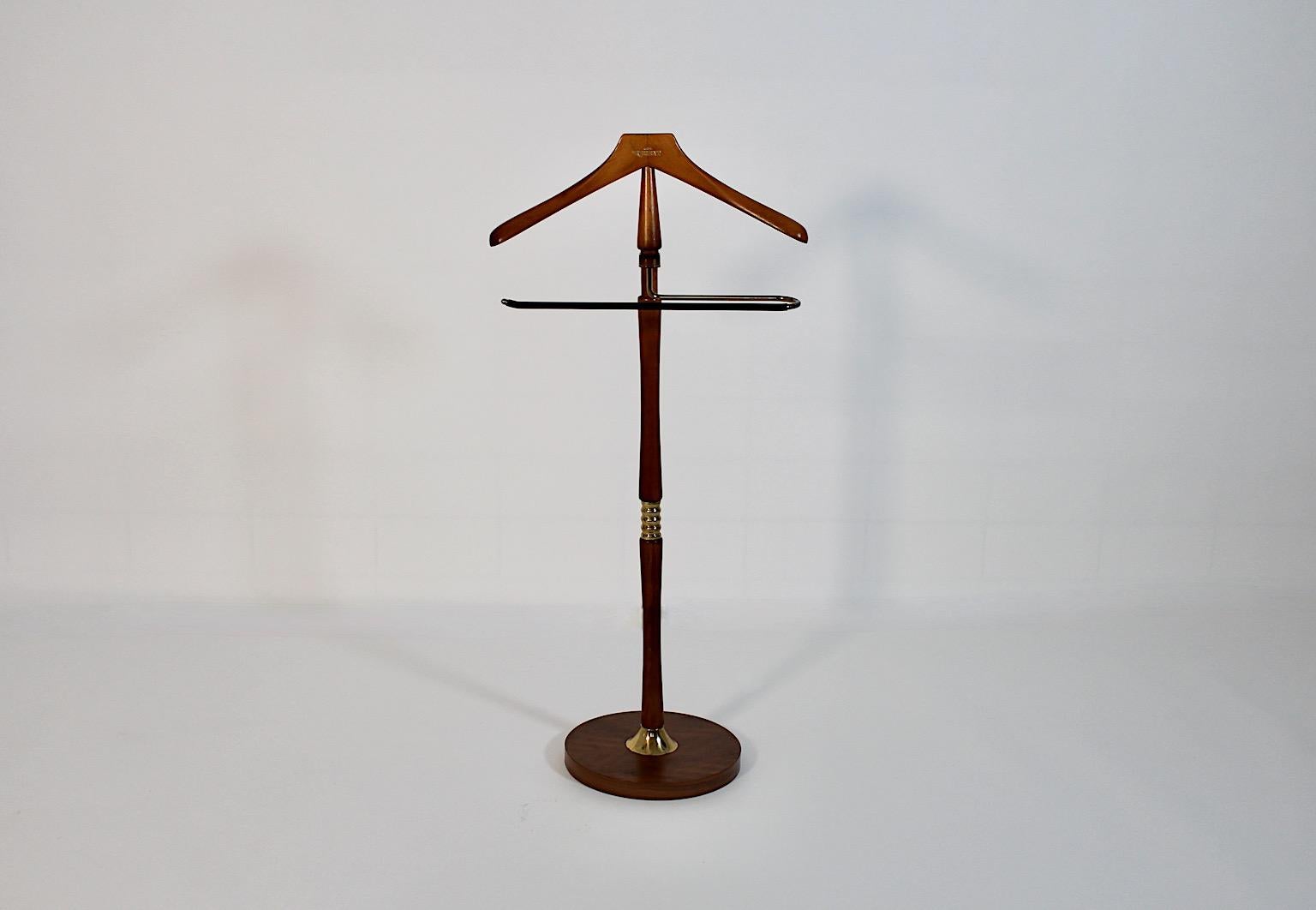 Modern vintage coat rack or valet from stained beech and brass Union Regent 1970s Germany.
A wonderful coat rack or valet Union Regent made from brown stained beech and brass details.
This coat rack shows a turned stem from stained beech in