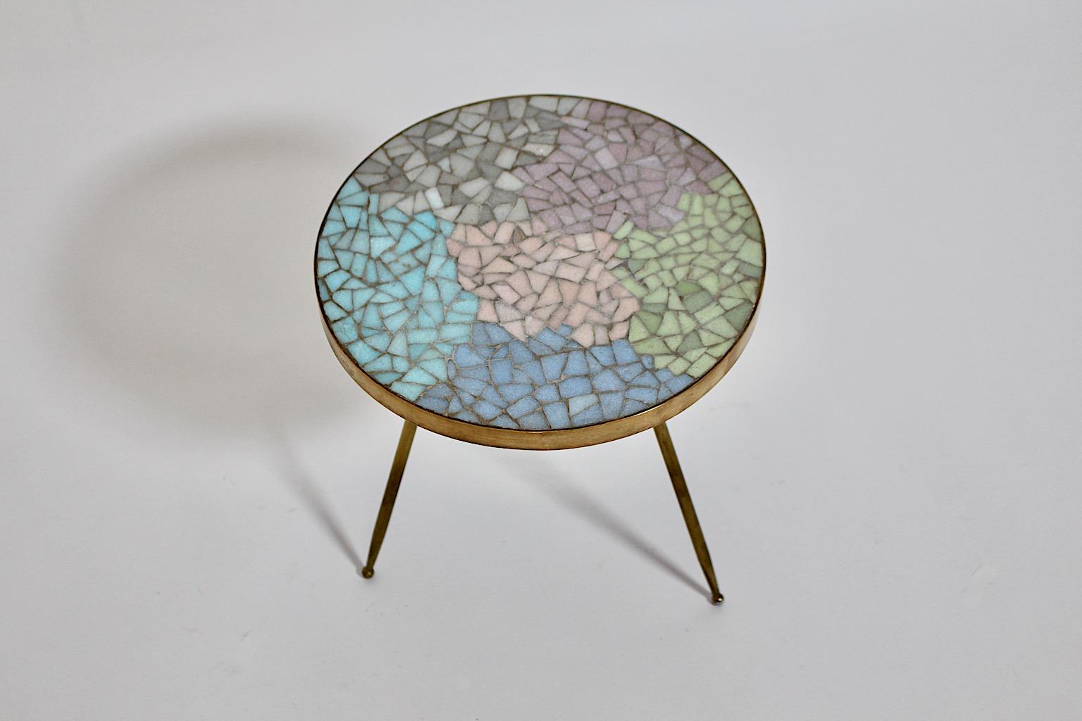 Mid-Century Modern Table d'appoint moderne en laiton aux couleurs pastel 1990, Italie en vente