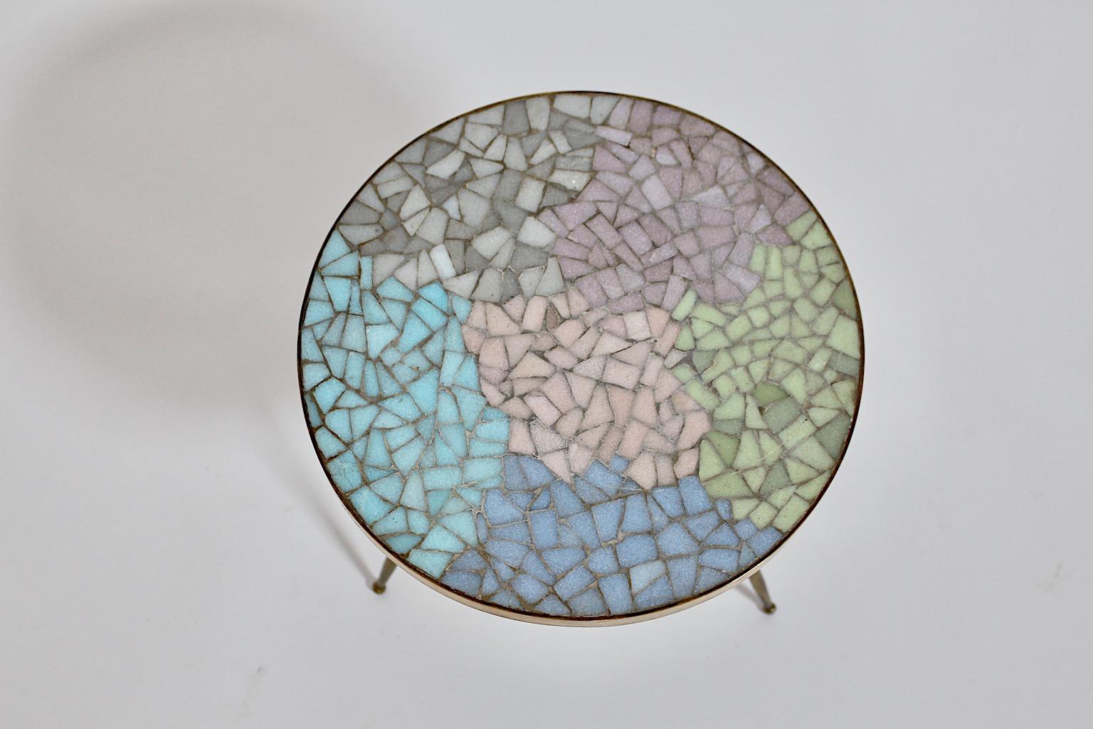 italien Table d'appoint moderne en laiton aux couleurs pastel 1990, Italie en vente