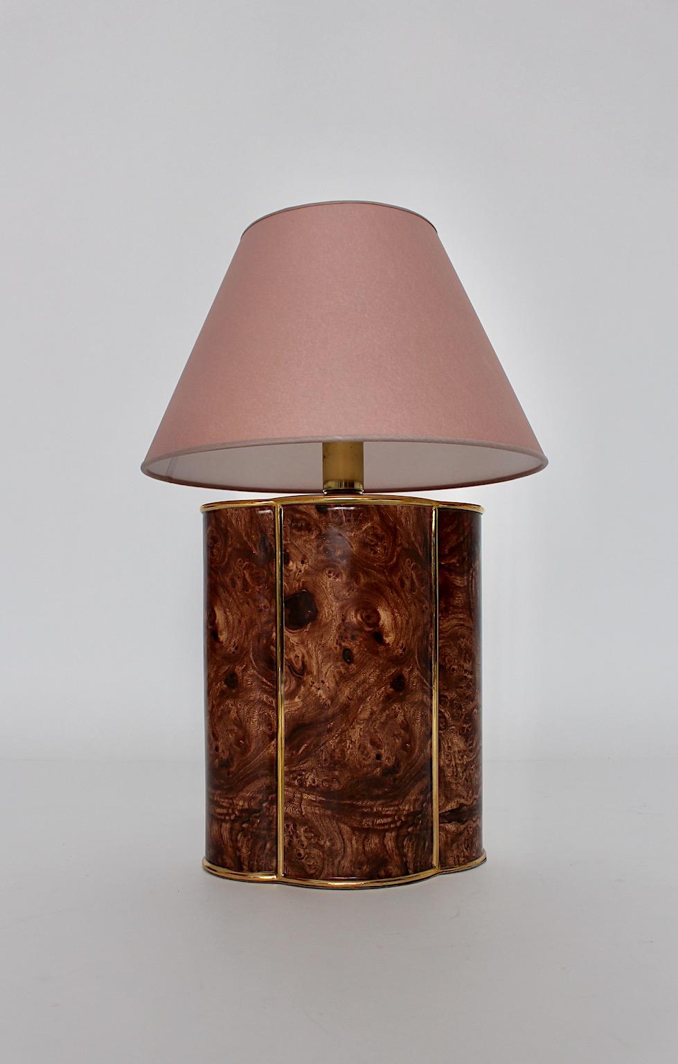 Lampe de table vintage moderne en céramique aux couleurs brun-or conçue et fabriquée en Italie, années 1990.
Une belle lampe de table en céramique marron avec des détails dorés et un nouvel abat-jour fait à la main en papier de couleur rose