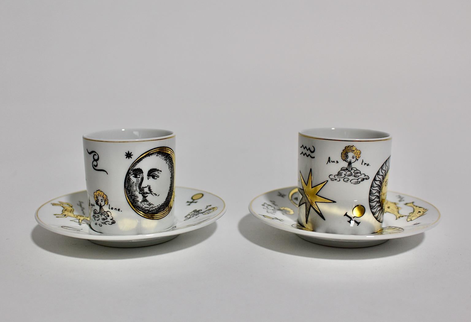 Ensemble de deux tasses à expresso modernes et vintage en porcelaine conçues par 
Piero Fornasetti pour Rosenthal dans les années 1980.
Superbe ensemble de tasses à expresso duo en porcelaine avec motif imprimé et soucoupe de Piero Fornasetti pour