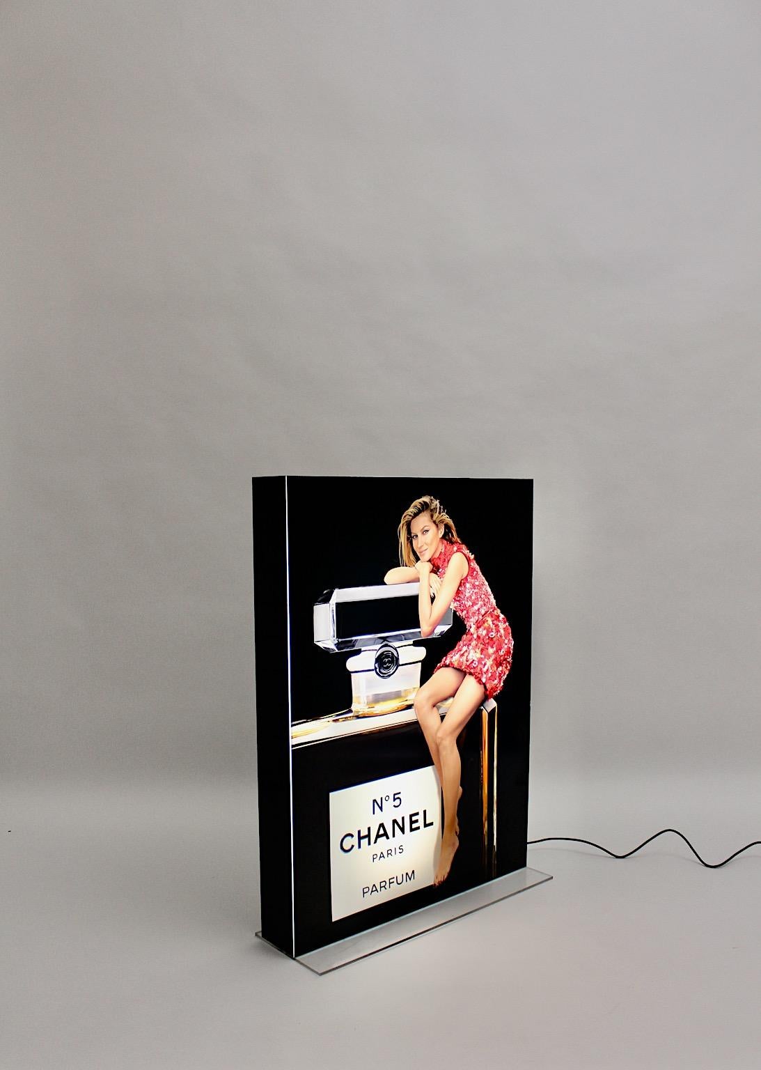 Moderne Stehlampe, Werbe- Display-Leuchte Parfum Chanel No 5, Frankreich (Französisch) im Angebot
