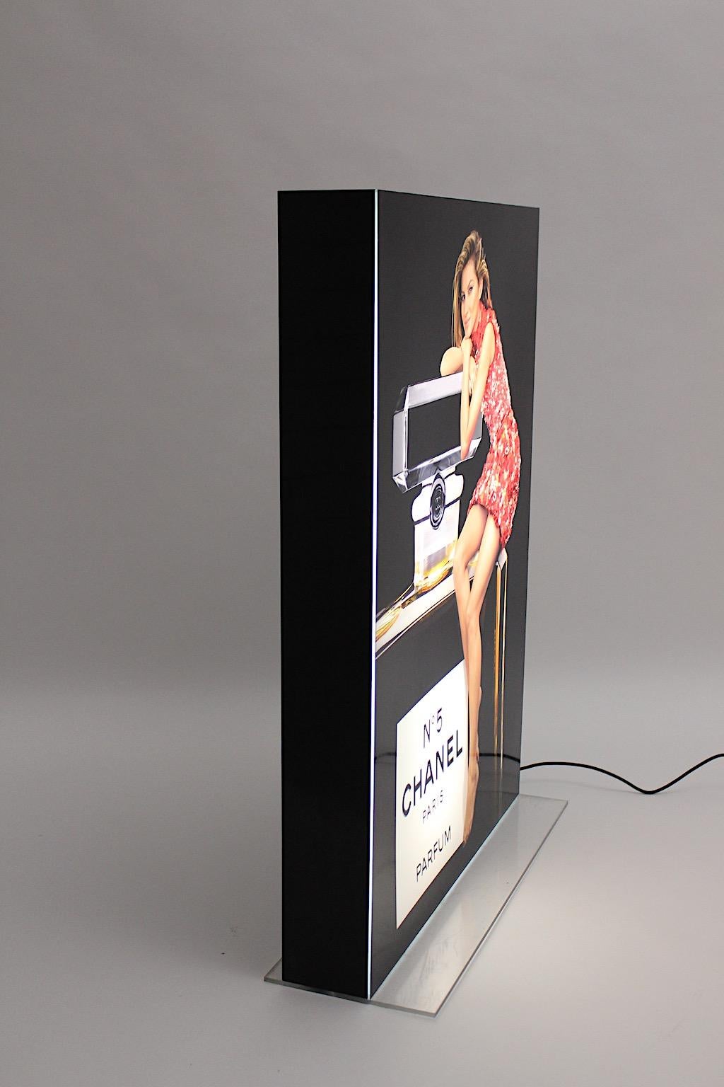 Moderne Stehlampe, Werbe- Display-Leuchte Parfum Chanel No 5, Frankreich im Zustand „Gut“ im Angebot in Vienna, AT