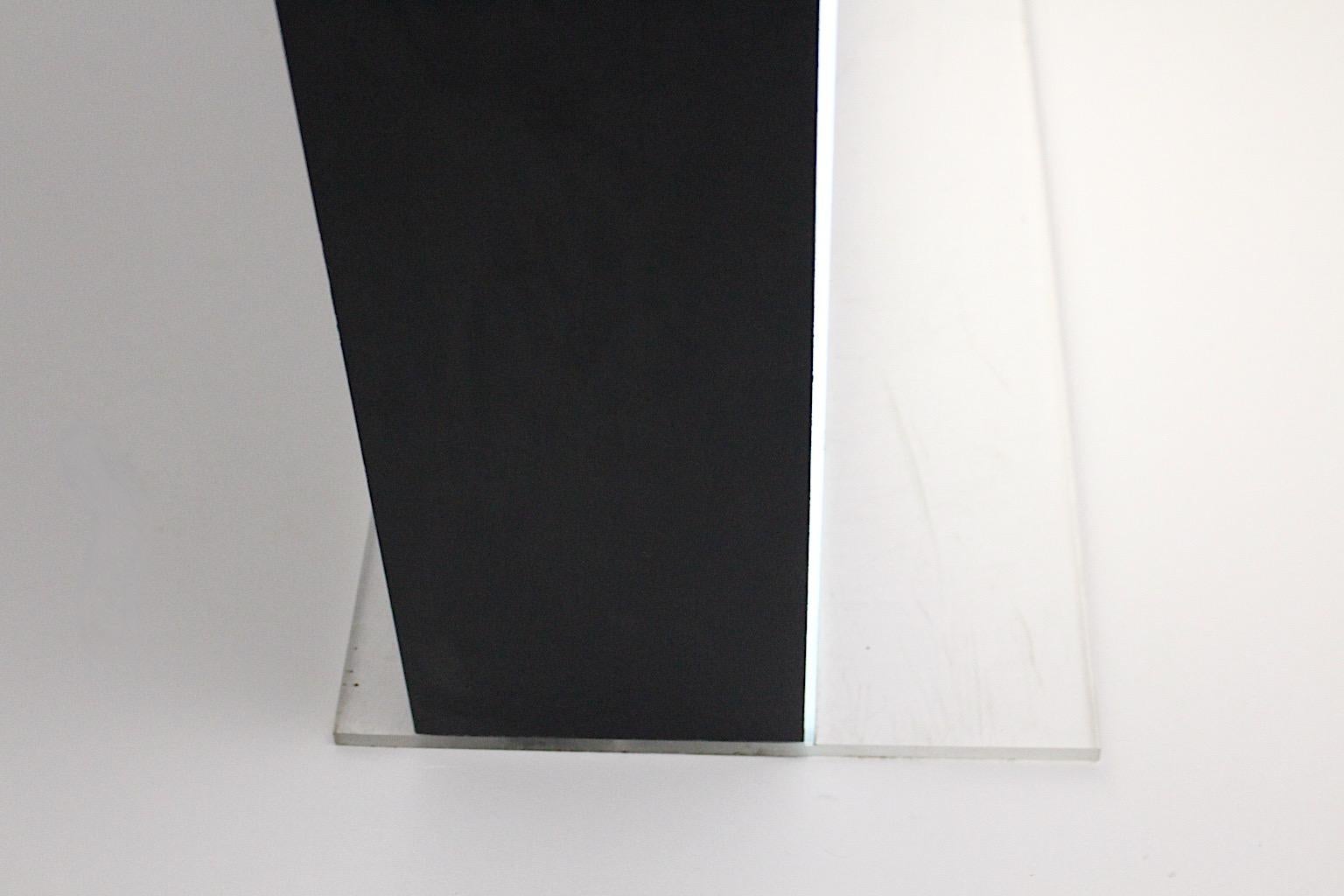Moderne Stehlampe, Werbe- Display-Leuchte Parfum Chanel No 5, Frankreich (Lucite) im Angebot
