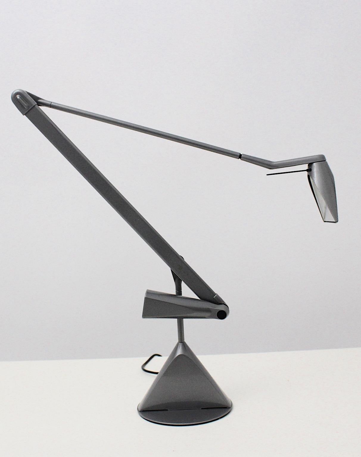 Lampe de bureau moderne grise, lampe d'architecte ou lampe de table modèle Zelig conçue par Walter A. Monici pour lumina Italie, 1980.
La lampe de bureau présente une construction réglable, qui est ajustable de 52 cm à 133 cm.
Interrupteur à deux