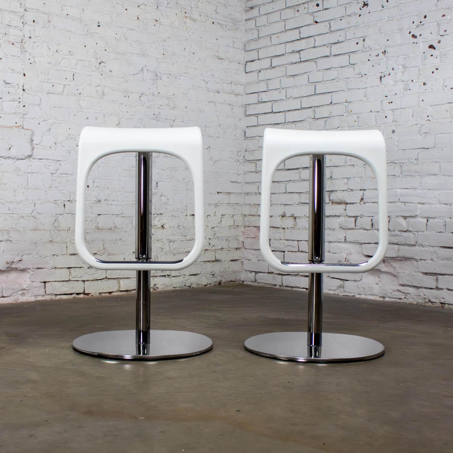 Superbe tabouret de bar IKEA Urban du début du 21ème siècle fabriqué en Italie par Carl Ojerstam. La paire est composée d'une structure et d'axes en acier chromé avec une poignée pivotante à 360° et réglable en hauteur, et d'une assise en