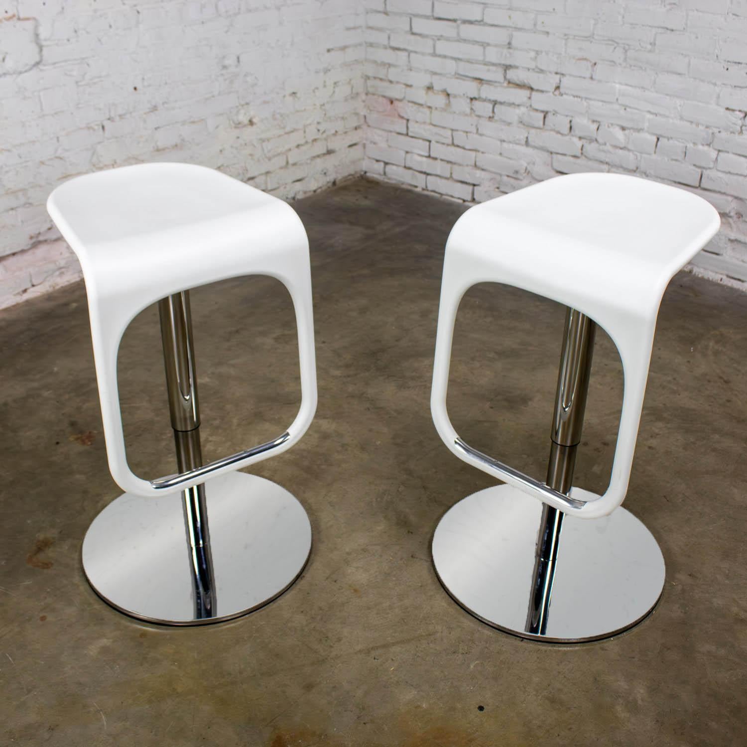Paire de tabourets de bar modernes vintage IKEA Urban fabriqués en Italie par Carl Ojerstam Bon état - En vente à Topeka, KS