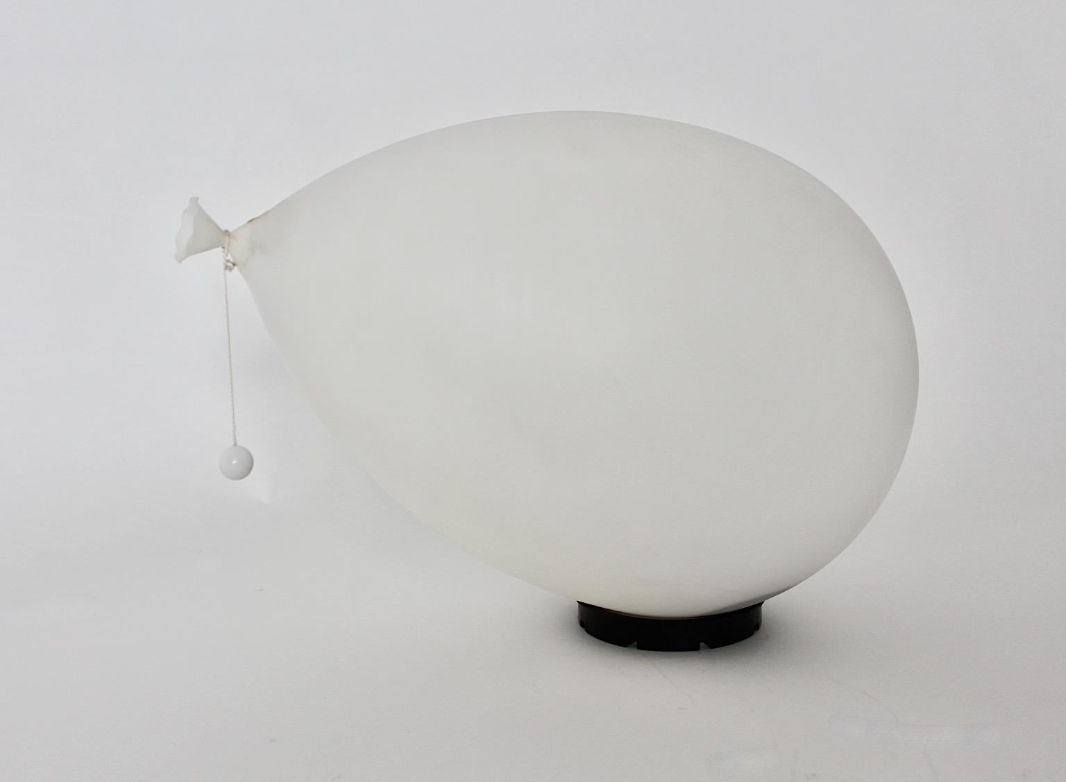 Lampada da tavolo a incasso moderna vintage a palloncino bianco grande Yves Christin in vendita 4