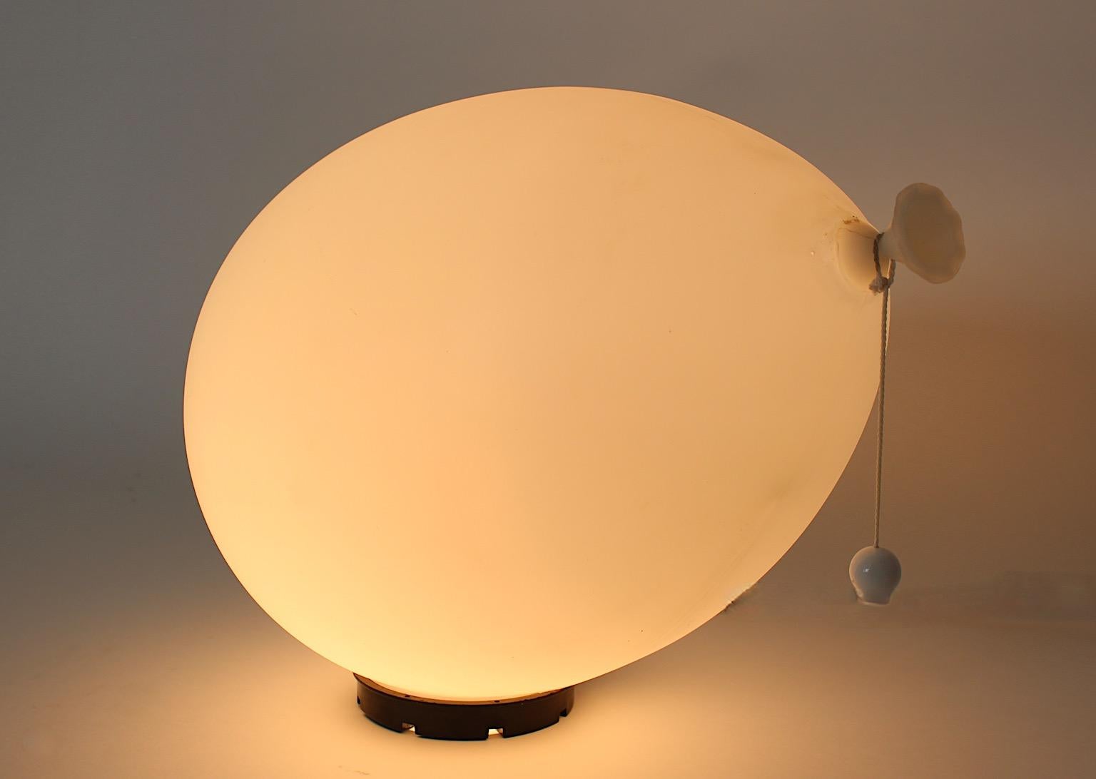 Große weiße Vintage-Wandleuchter-Tischlampe mit Ballon, Einbaubeleuchtung, Yves Christin, Moderne  (Kunststoff) im Angebot