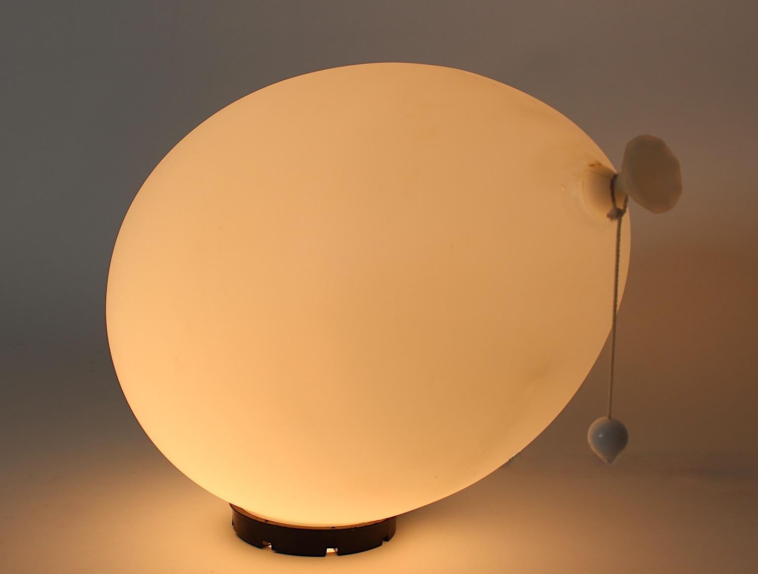 Große weiße Vintage-Wandleuchter-Tischlampe mit Ballon, Einbaubeleuchtung, Yves Christin, Moderne  im Angebot 1