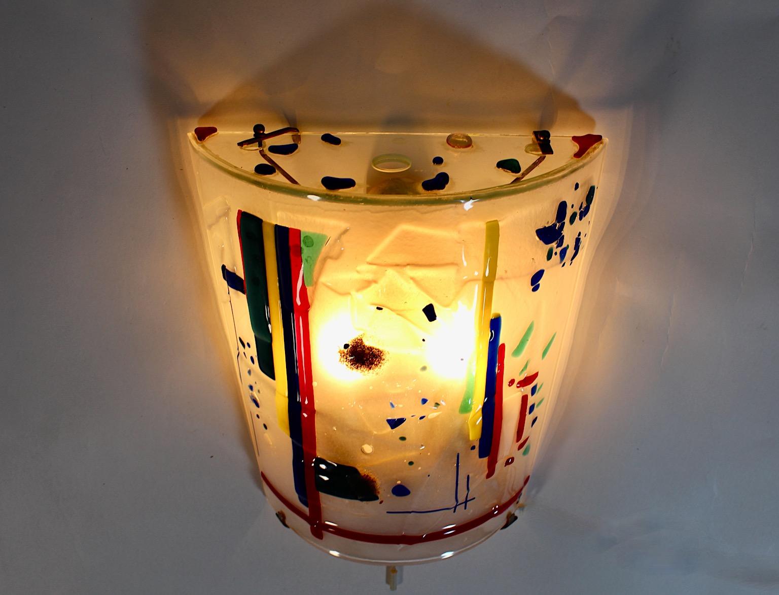 Moderne Vintage-Wandleuchte aus mehrfarbigem Glas und Metall, 1980er Jahre, Italien im Zustand „Gut“ im Angebot in Vienna, AT