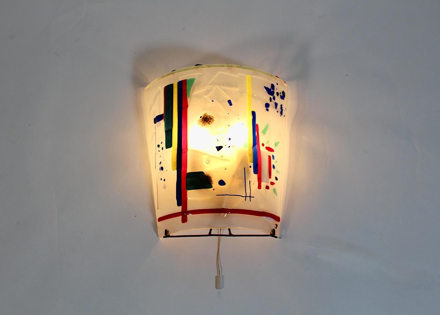 Moderne Vintage-Wandleuchte aus mehrfarbigem Glas und Metall, 1980er Jahre, Italien im Angebot 3