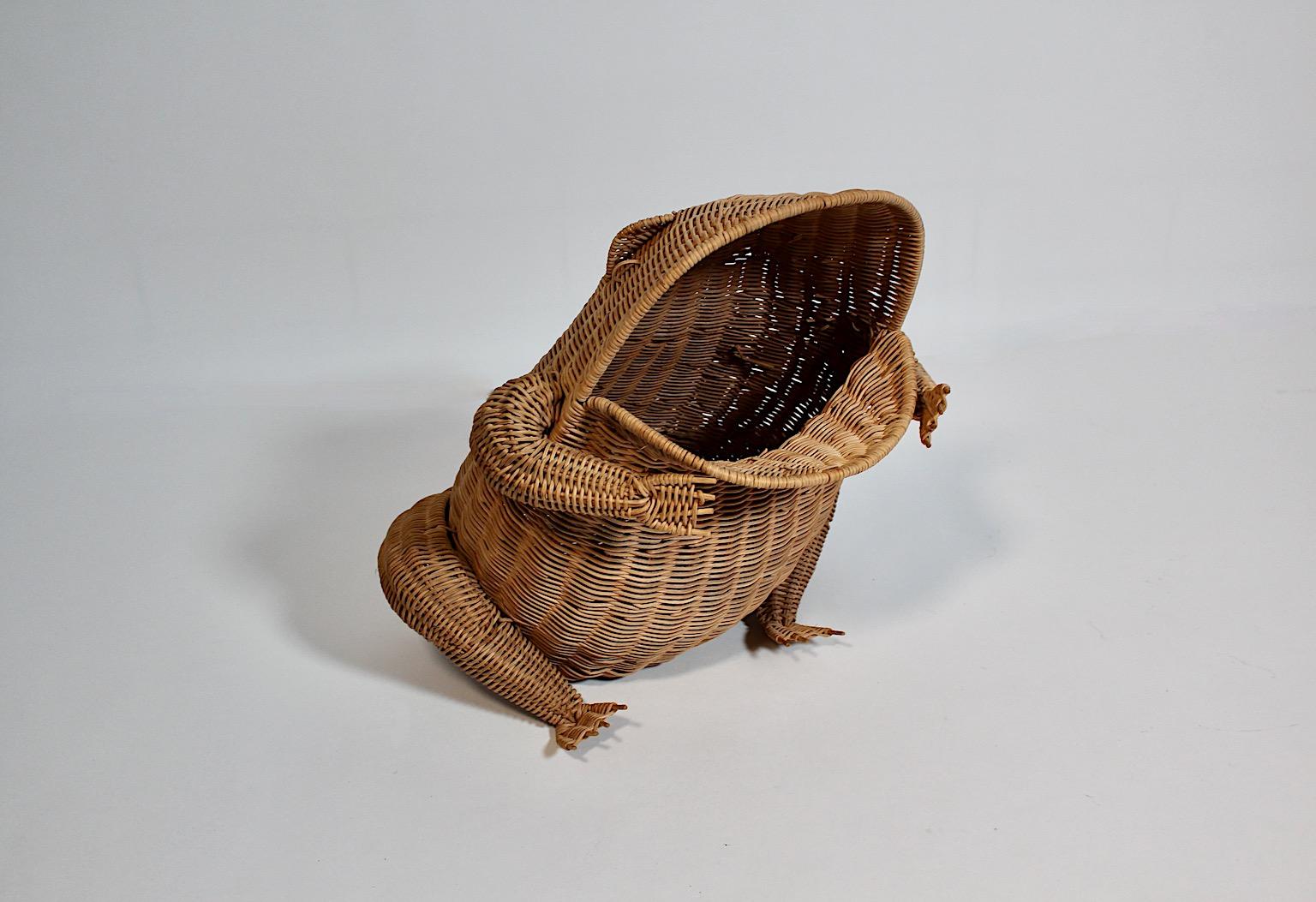 Modern vintage organic newspaper rack or magazine rack frog like design 1970s France.
A stunning organic animal newspaper rack or magazine rack from rattan frog like 1970s France.
This frog is in very good condition with minor signs of age and