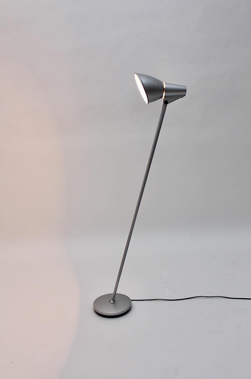 Moderne Lampadaire moderne en métal argenté Hannes Wettstein pour Artemide 1996, Italie en vente