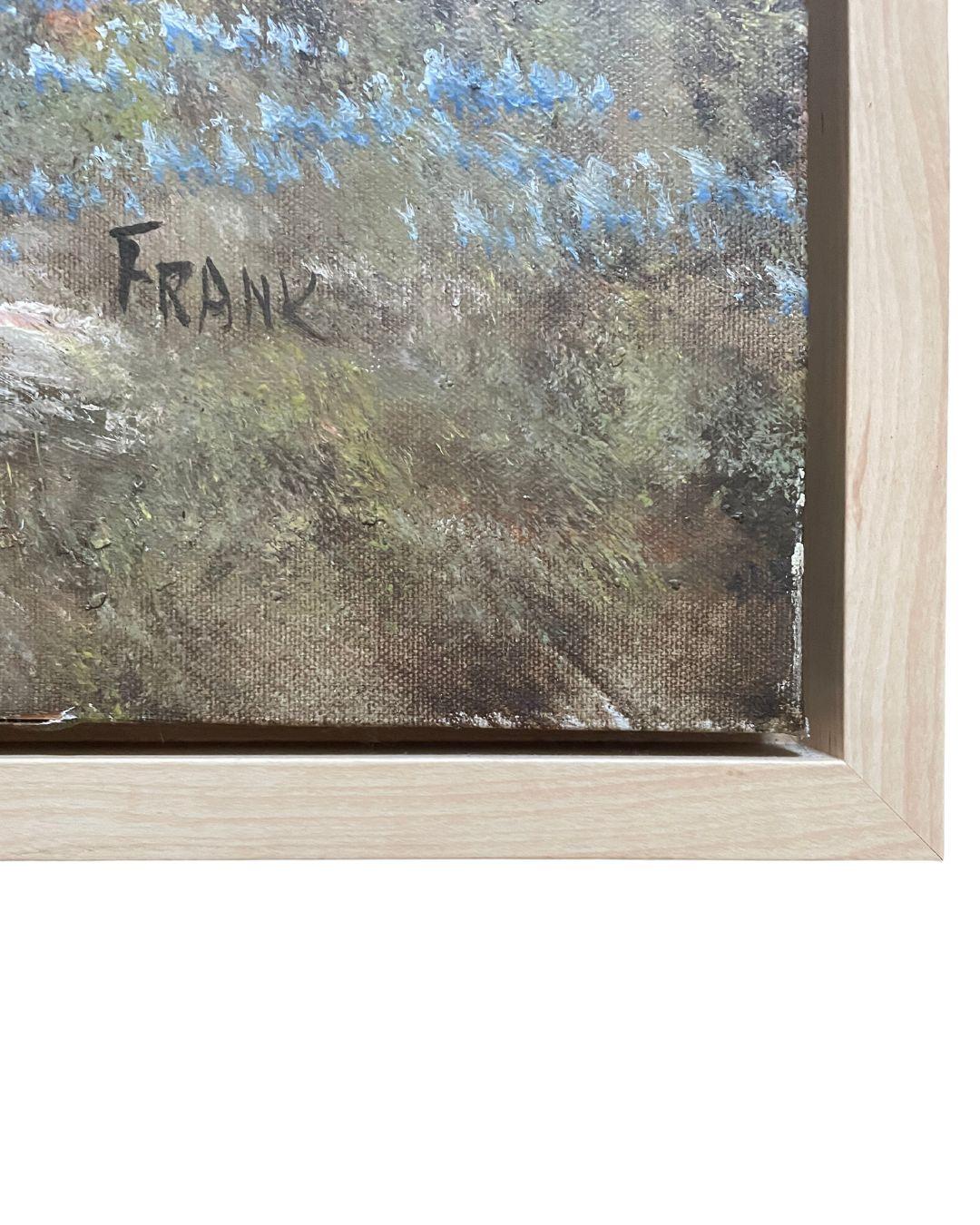 Peinture vintage d'un paysage de désert flottant dans un cadre simple en bois blond représentant une superbe fleur de printemps au premier plan avec un cactus comme point focal et une chaîne de montagnes à l'arrière-plan. Signé en bas à gauche : I