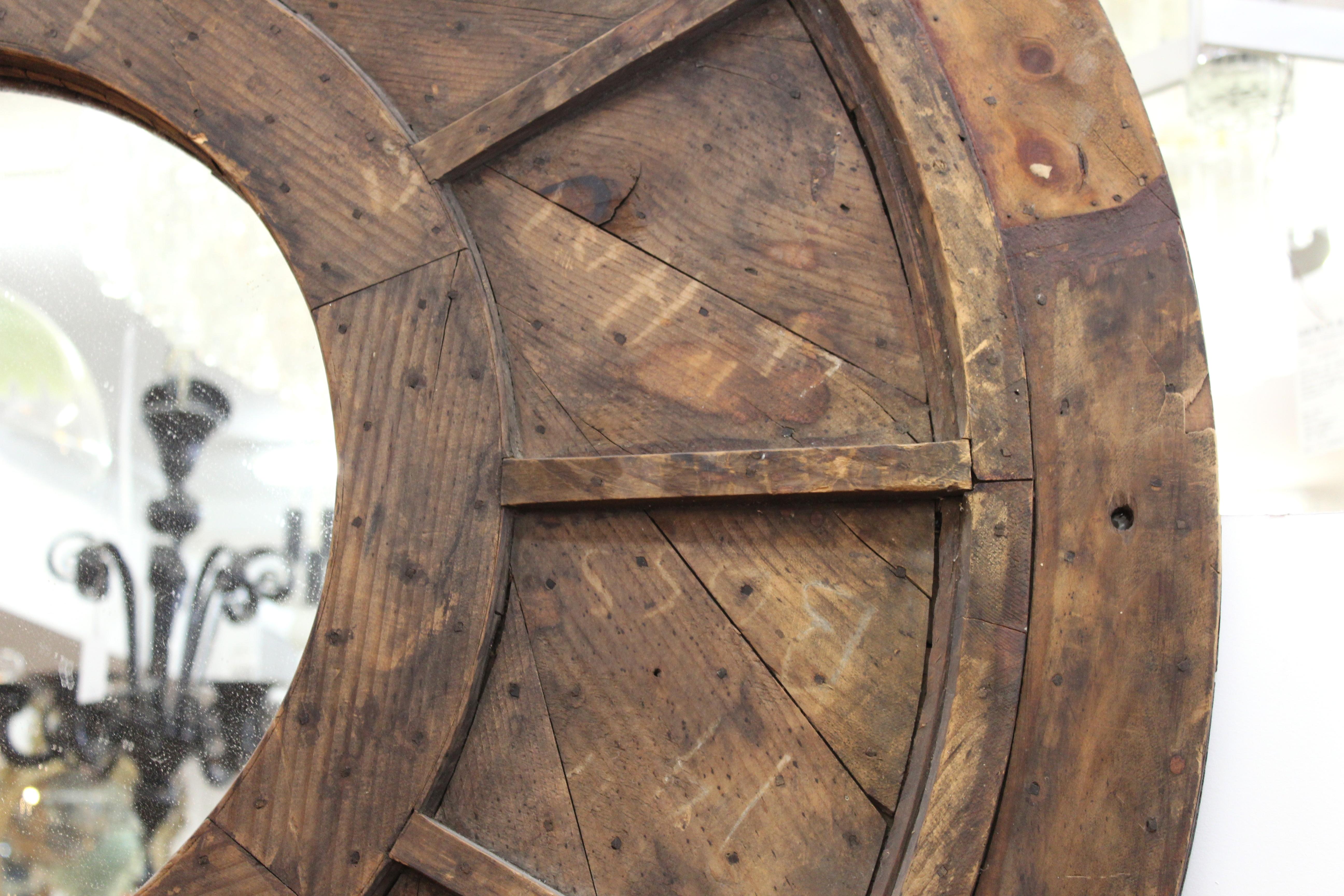 Modern Vintage Style Round Reclaimed Wood Wall Mirror In Good Condition In New York, NY