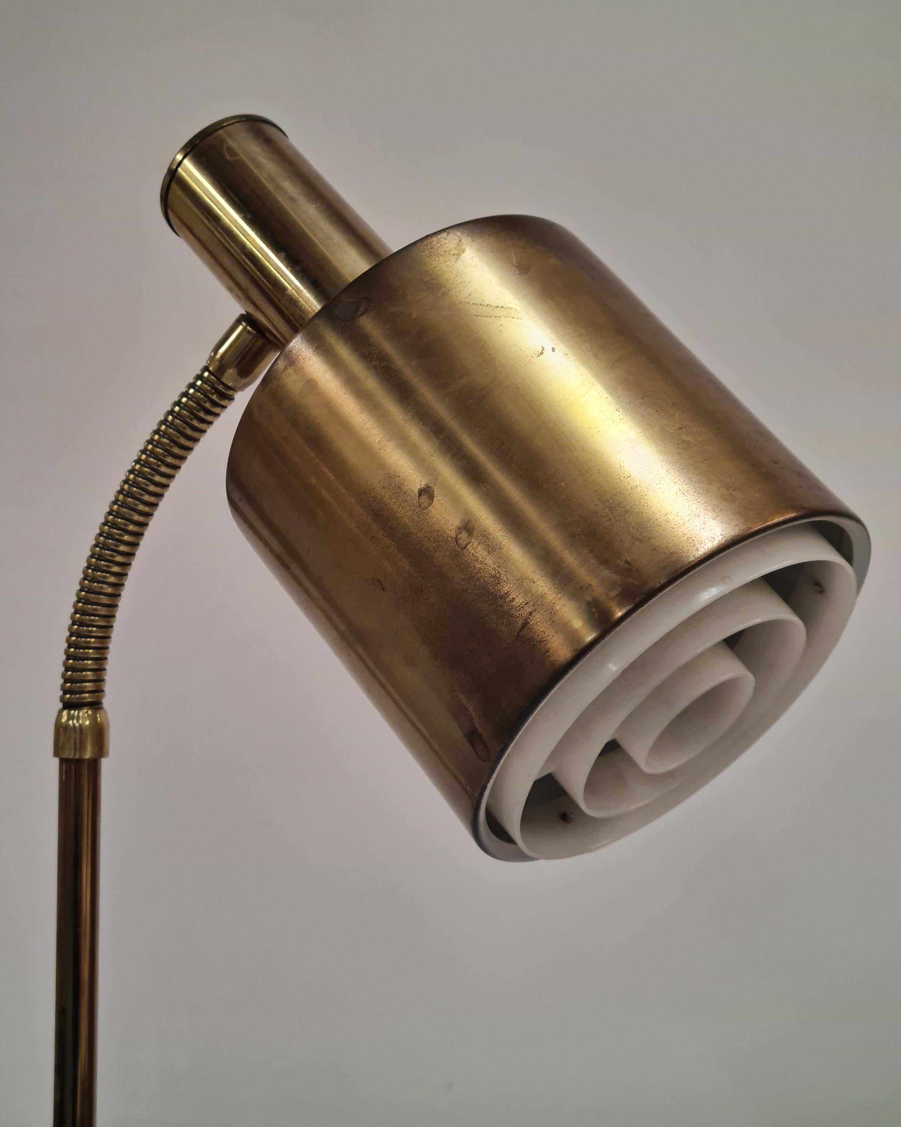 Modern Vintage Swedish Table Lamp in Brass For Sale 1