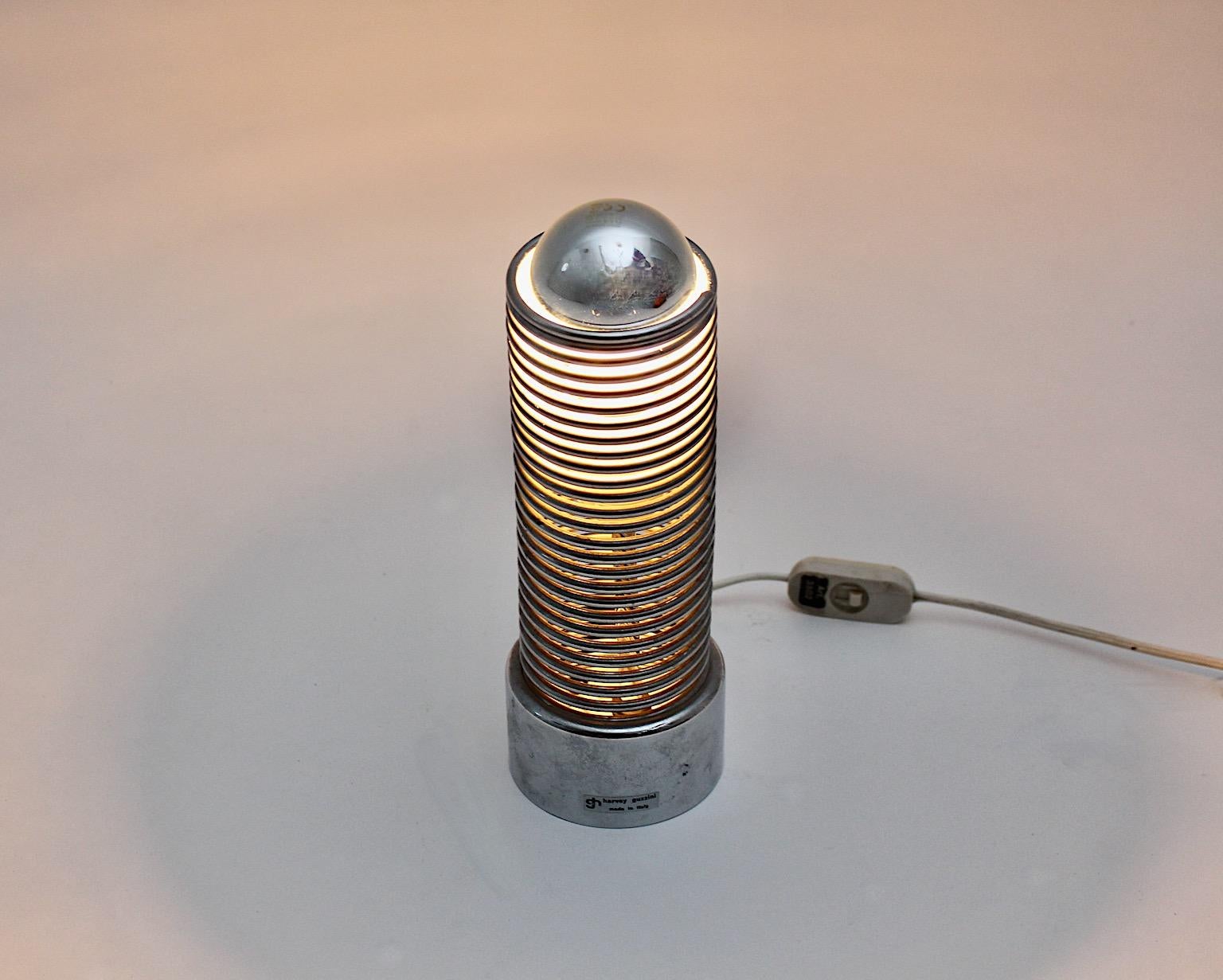 Moderne Vintage-Tischlampe aus verchromtem Metall Frühling Harvey Guzzini 1970er Jahre  (20. Jahrhundert) im Angebot
