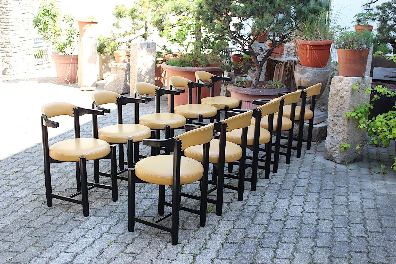 Moderne Vintage zehn Esszimmerstühle oder Sessel aus Buche und Kunstleder in schwarz und gelb Farbe Italien 1980er Jahre.
Ein schönes Set von 10 Esszimmerstühlen mit Armlehnen eine einfache und mutige Farbkombination von schwarz und senfgelb aus