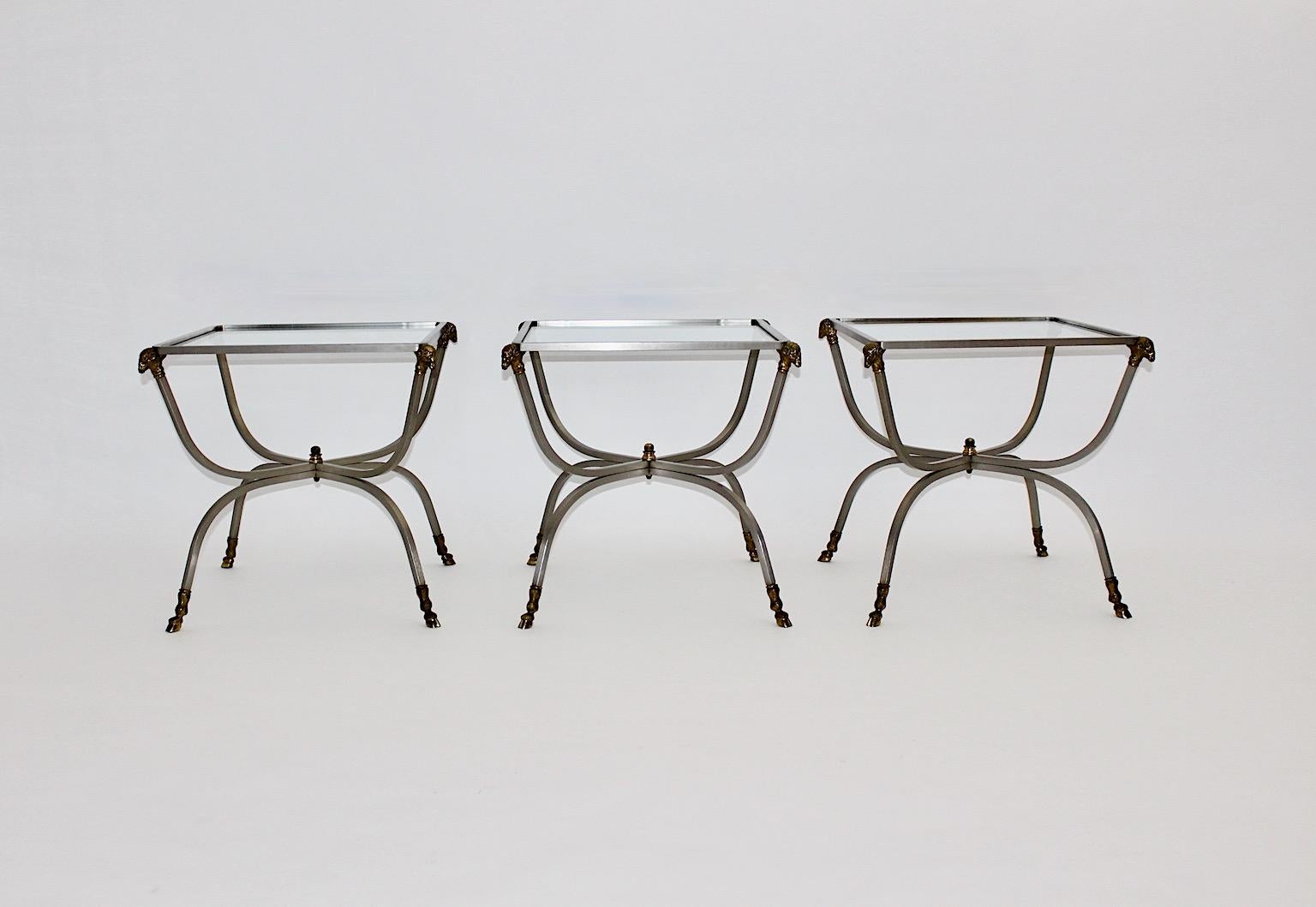 Drei moderne Hollywood Regency Stil Vintage Couchtische Beistelltische oder Sofa Tische Maison Jansen 1970er Jahre Frankreich.
Hochwertige Tische aus Stahl, Messing und klarem Glas vom Pariser Einrichtungshaus Maison Jansen, das unter anderem für