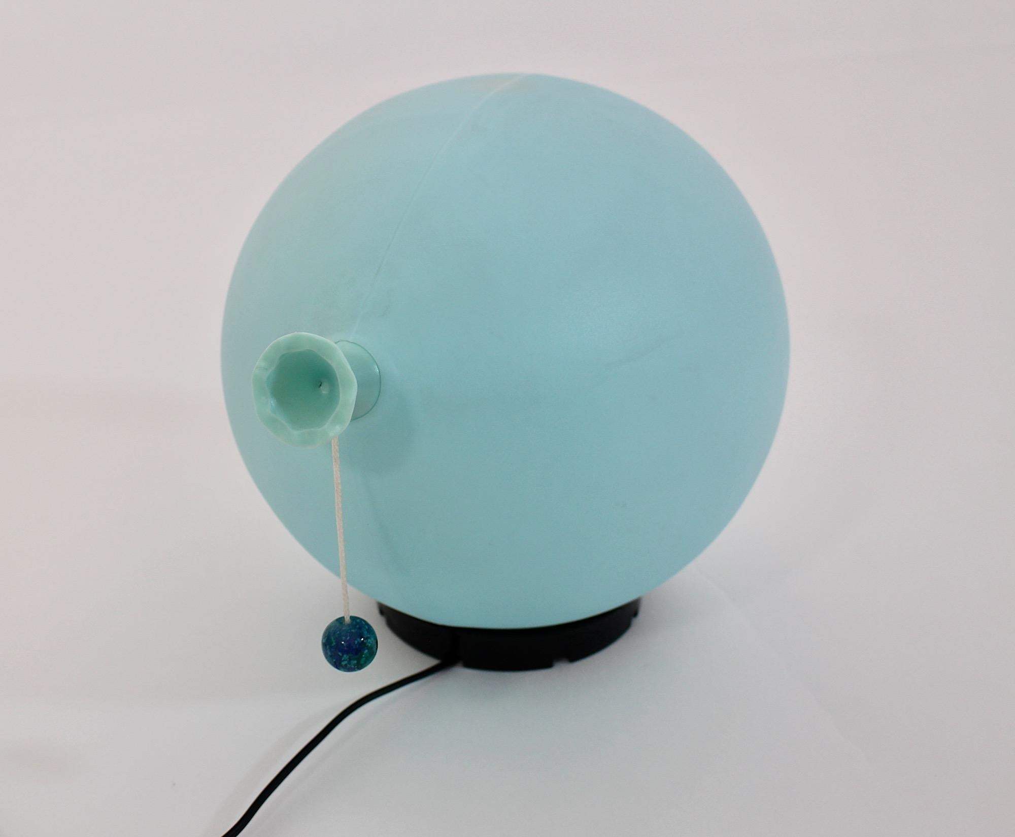 Applique o incasso vintage moderno e stravagante di colore blu pastello di Yves Christin, anni '80, Italia.
Un'illuminazione audace e giocosa, utilizzabile come applique con un cavo di 2,30 m e un interruttore, disegnata da Yves Christin negli anni