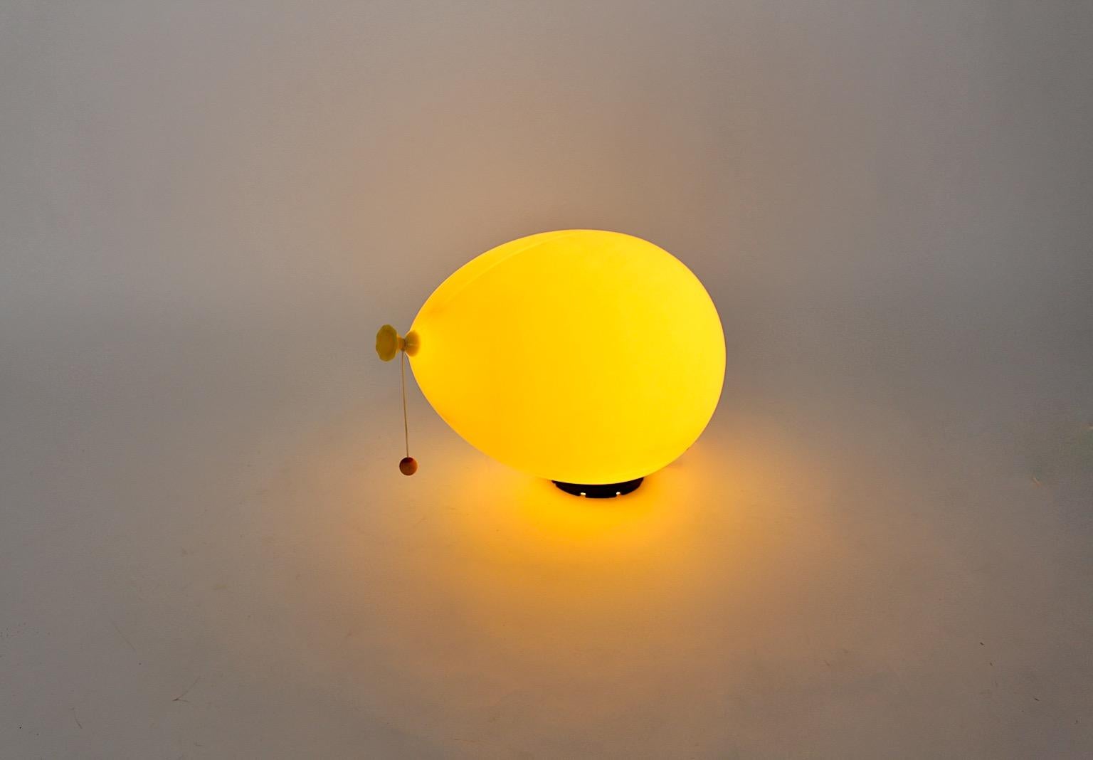 Applique moderna d'epoca giallo Ballon Yves Christin anni '80 Italia in vendita 6