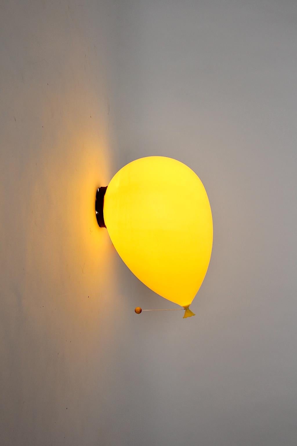Modern vintage flush mount or sconce ballon like in yellow color by Yves Christin for Bilumen 1980s Italy.
Bold modern design lighting by Yves Christin from the 1980s ballon like in yellow color with one E 27 socket.
Could add a touch of whimsical