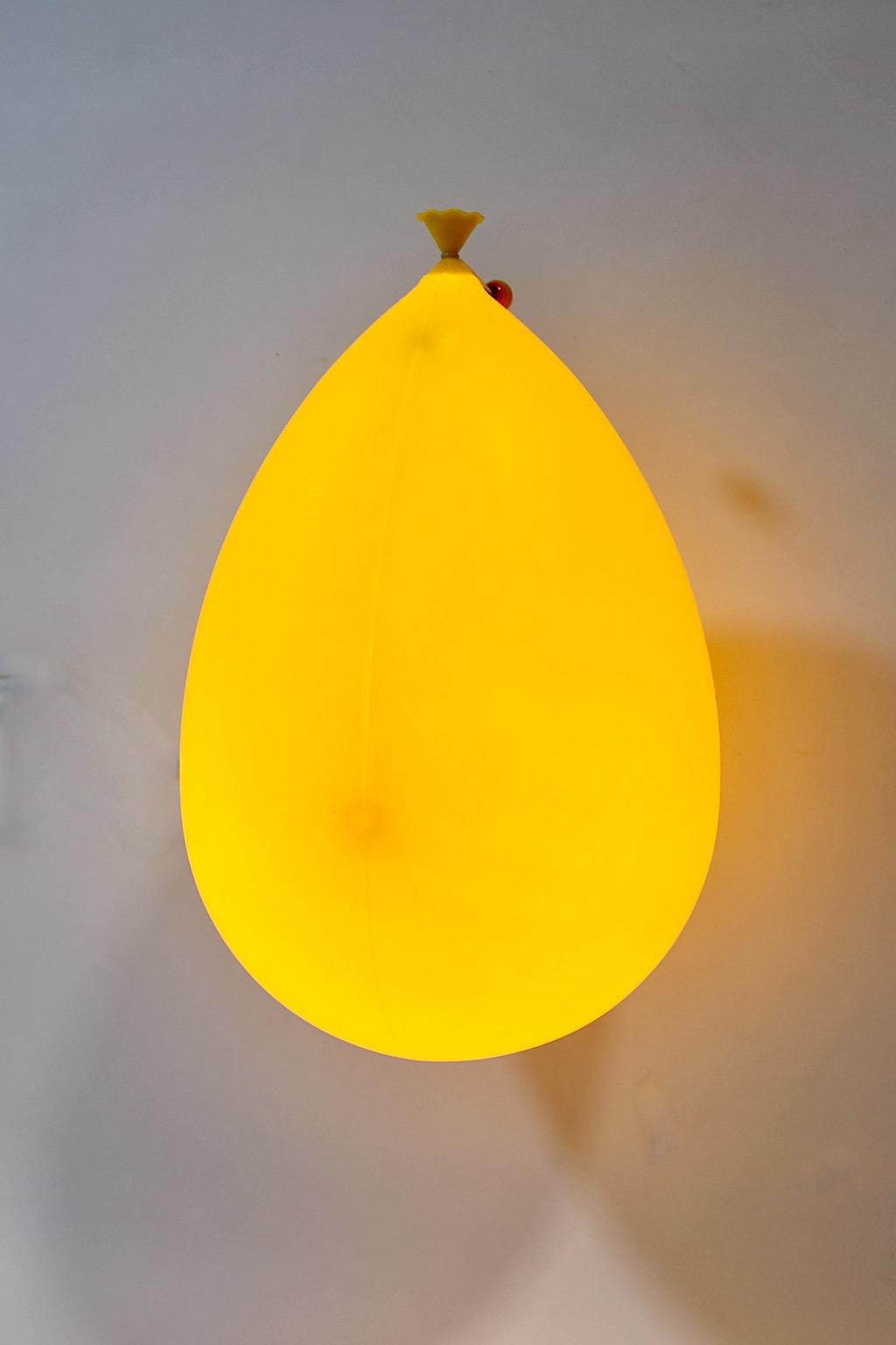 Sconce o lampade ad incasso moderne vintage a palloncino giallo Yves Christin Bilumen Italia in vendita 3