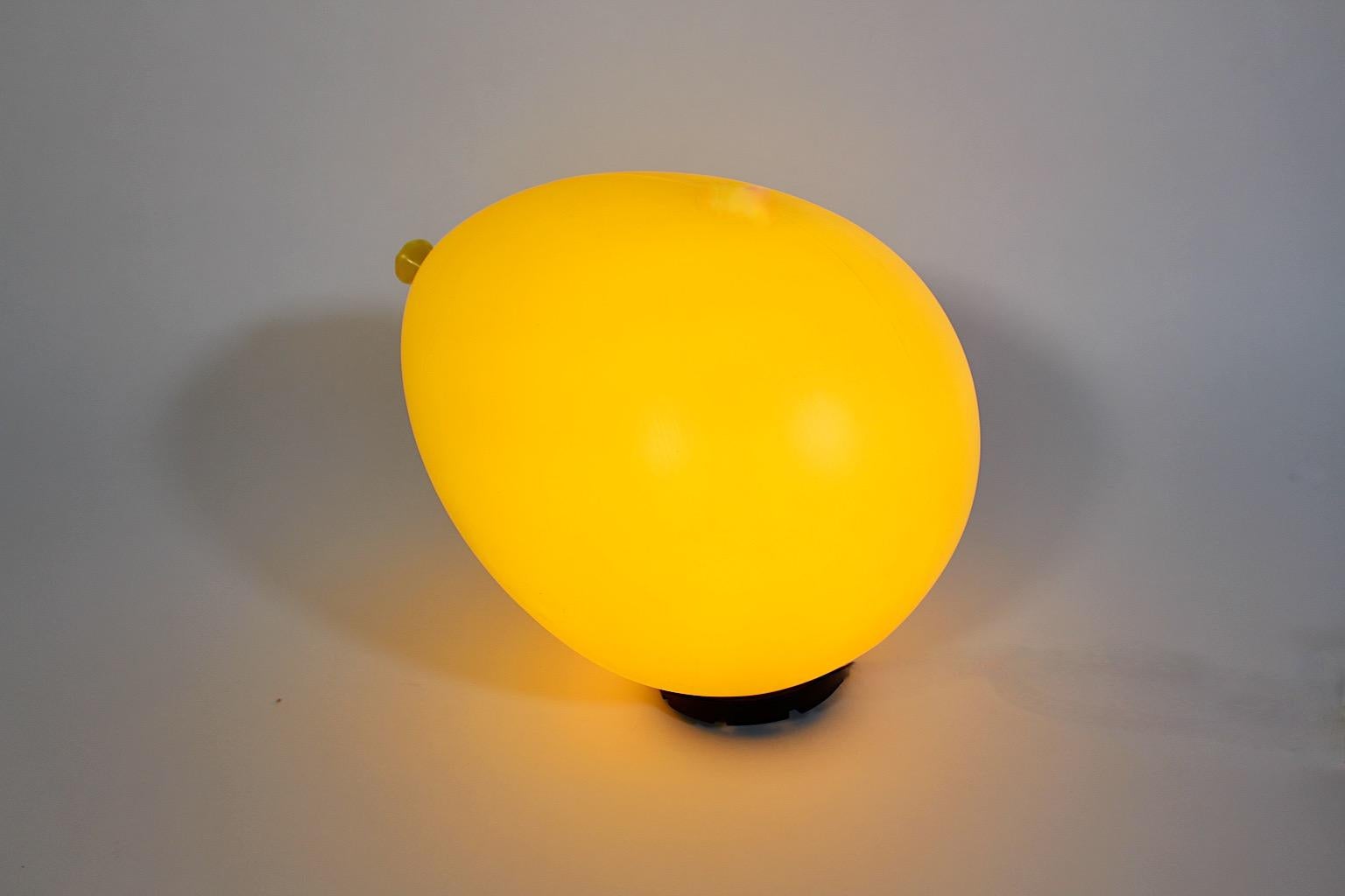 Sconce o lampade ad incasso moderne vintage a palloncino giallo Yves Christin Bilumen Italia in vendita 4