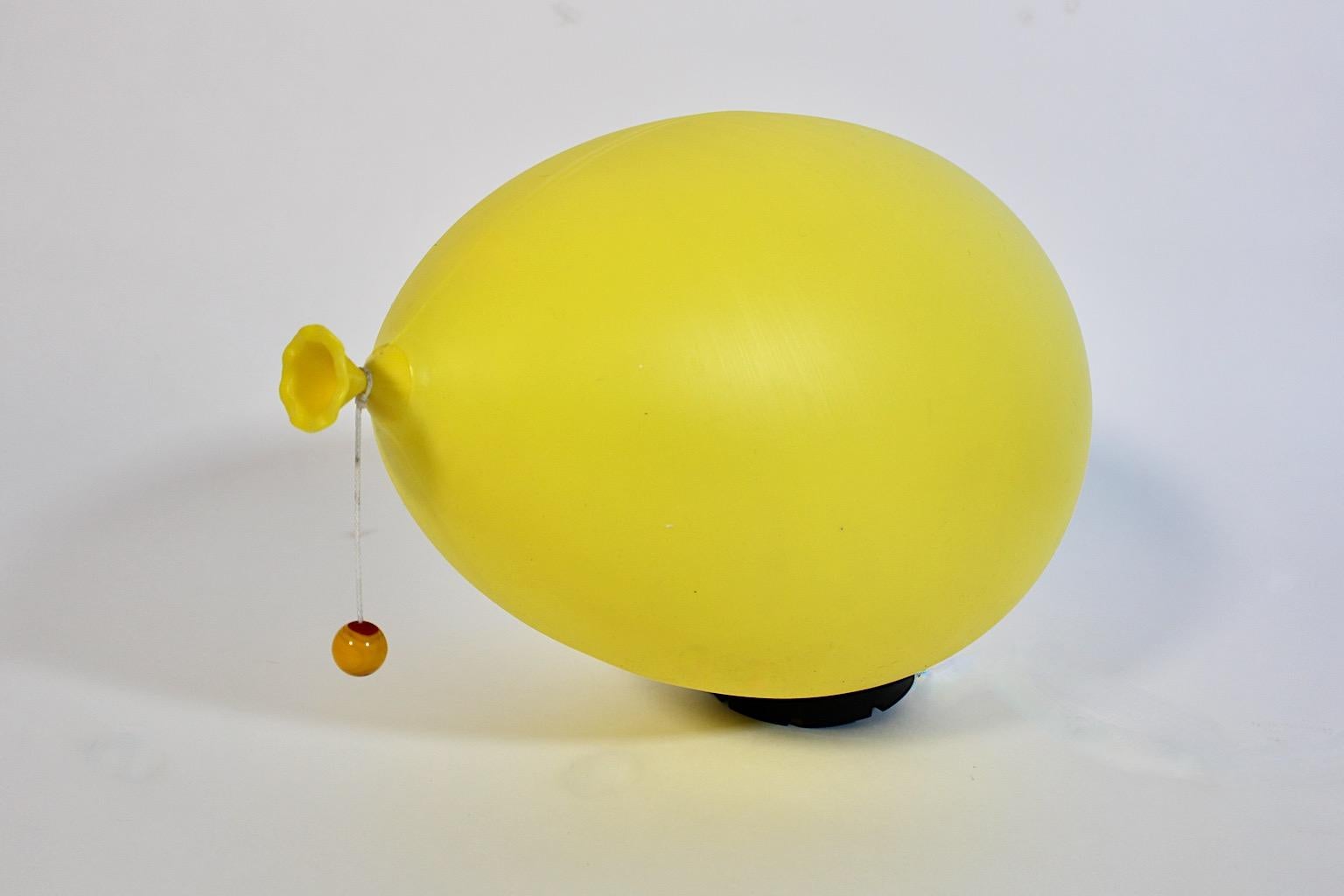 Sconce o lampade ad incasso moderne vintage a palloncino giallo Yves Christin Bilumen Italia in vendita 8